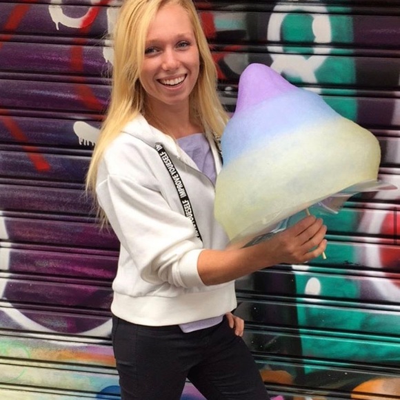 Meet your Posher, Carlee! - Picture 5 of 10